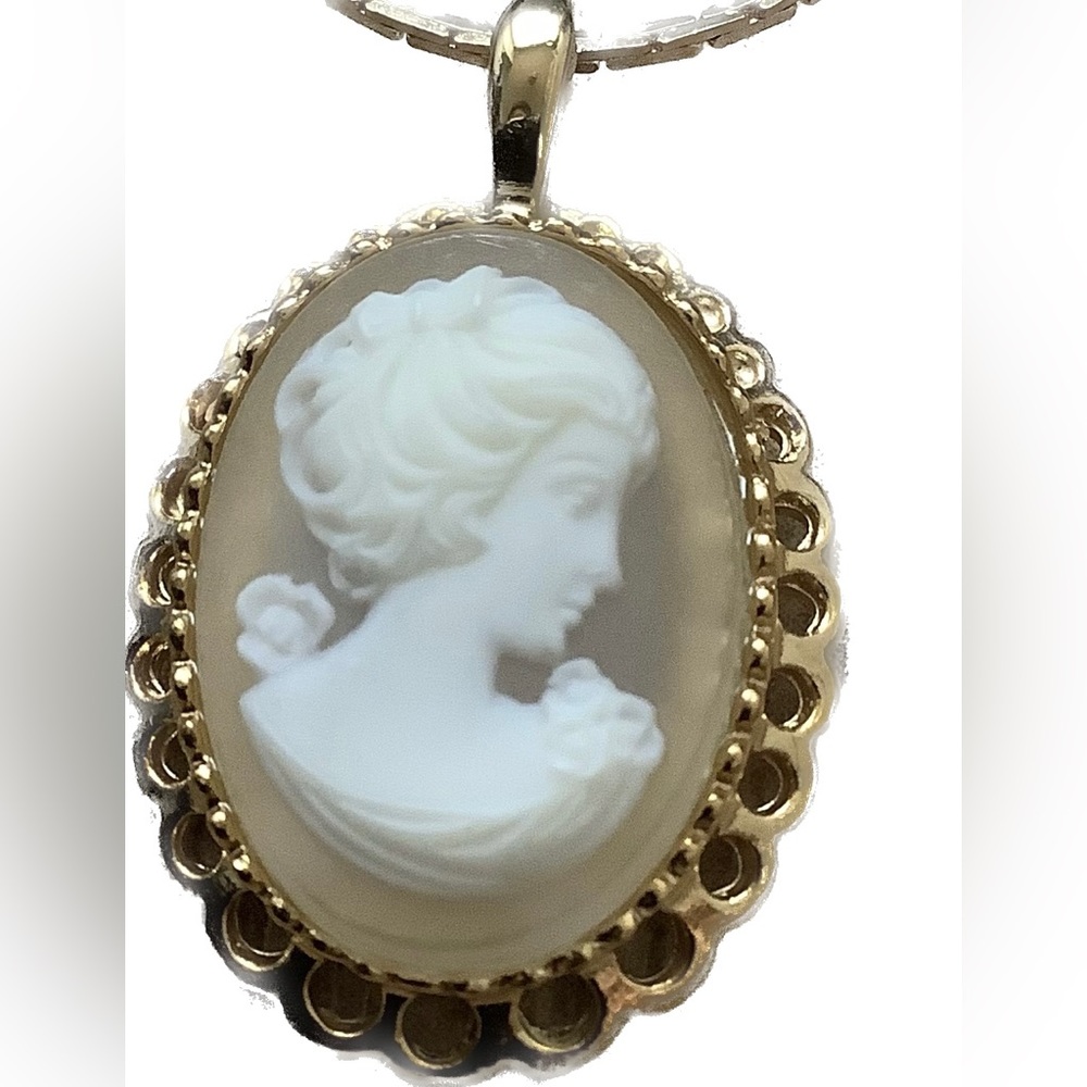 Vintage tonal cream cameo pendant necklace RIGHT FACING